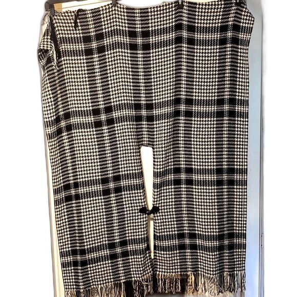 SHAWLY WRAP PONCHO Houndstooth Black White Toggle Front Closure 53 x 44 inch - Picture 8 of 13